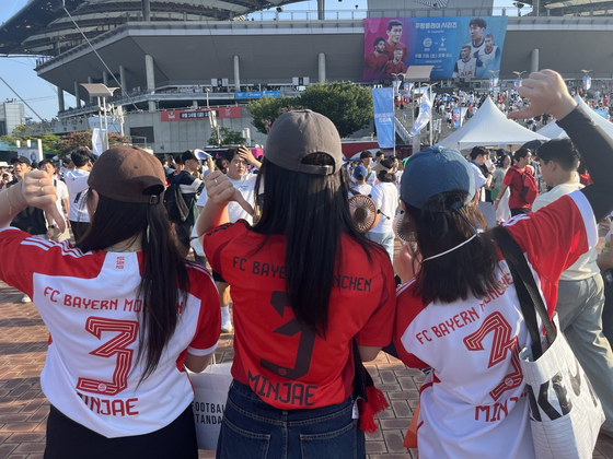 Fans don Kim Min-jae kits ahead of a preseason game between Tottenham Hotspur and Bayern Munich for the 2024 Coupang Play Series. [MARY YANG]