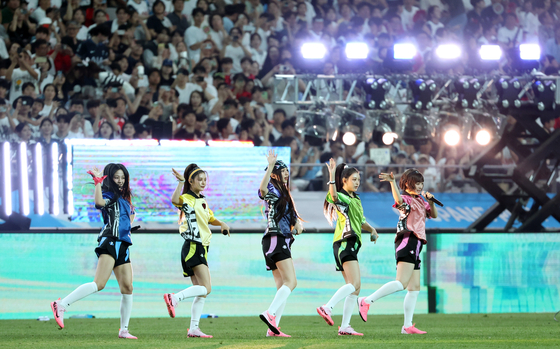 K-pop girl group NewJeans perform during the halftime show of the Coupang Play Series match between Bayern Munich and Tottenham Hotspur at Seoul World Cup Stadium in western Seoul on Saturday. [NEWS1]