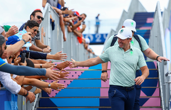 Rory McIlroy of Ireland interacts with fans at Le Golf National in Guyancourt, France.  [REUTERS/YONHAP]