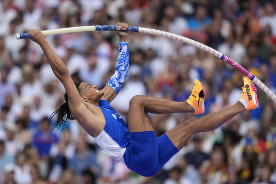Emmanouil Karalis of Greece competes in the men's pole vault qualification round in Paris on Saturday.  [AP/YONHAP]