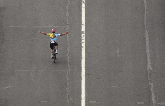 Remco Evenepoel of Belgium celebrates after winning the gold medal in the road race at the Paris Olympics in Paris on Saturday.  [AP/YONHAP]