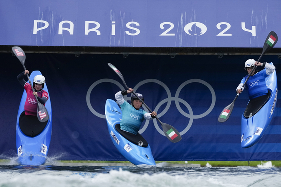 Evy Leibfarth of the United States, left, competes in the women's kayak cross race against Stefanie Horn of Italy and Marta Bertoncelli of Italy at the Paris Olympics on Saturday in Vaires-sur-Marne, France. [AP/YONHAP]