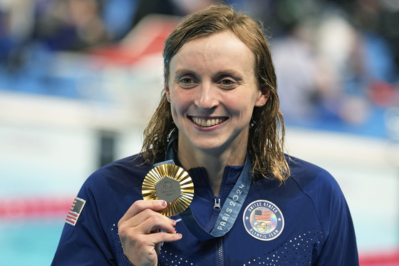Katie Ledecky of the United States celebrates with the gold medal during the awards ceremony for the women's 800-meter freestyle in Paris on Saturday.  [AP/YONHAP]