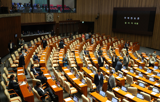 Lawmakers from the liberal Democratic Party (DP) and its allies exit the National Assembly in Yeouido, western Seoul, on Friday after the conservative People Power Party (PPP) initiated a filibuster to delay the passage of legislation that would prevent employers from suing workers for damages that arise from strikes. [YONHAP]