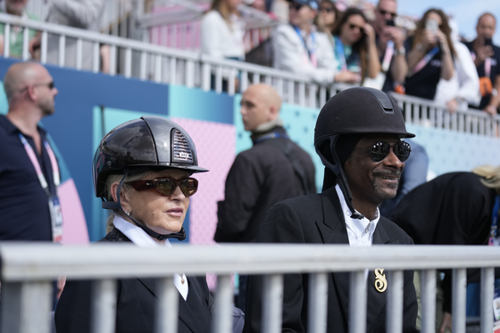 Martha Stewart and Snoop Dogg watch the dressage team grand prix final in Versailles, France on Saturday.  [AP/YONHAP]