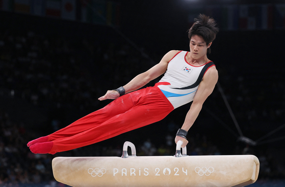 Hur Woong of Korea competes in the men's pommel horse final at the Bercy Arena in Paris on Saturday.  [REUTERS/YONHAP]