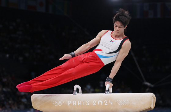 Hur Woong of Korea competes in the men's pommel horse final at the Bercy Arena in Paris on Saturday. [REUTERS/YONHAP]