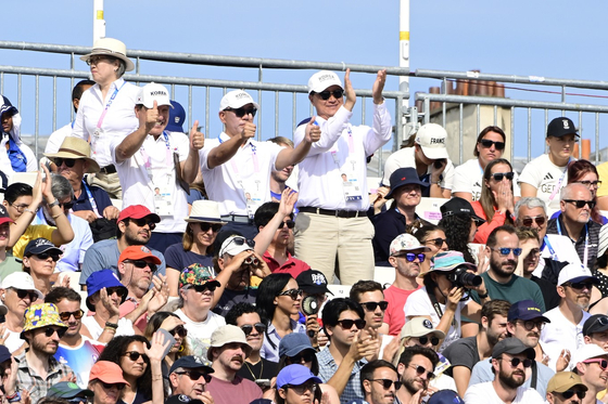 Hyundai Motor Group Executive Chair Euisun Chung, center of the three standing men in white shirts, cheers for the archery athletes at the Paris Olympics on Sunday. [HYUNDAI MOTOR GROUP]