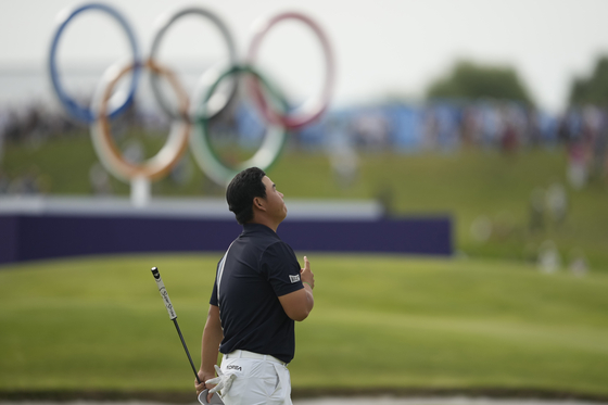 Korea's Tom Kim reacts after he completes his round on the 18th green during the final round of the men's golf tournament at the Paris Olympics in Saint-Quentin-en-Yvelines, France on Sunday. [AP/YONHAP]