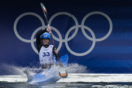 Madison Corcoran of Ireland competes in the women's kayak cross time trial in Vaires-sur-Marne, France on Sunday.  [AP/YONHAP]