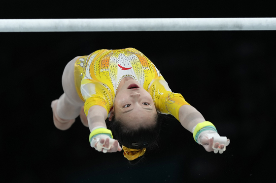 Zhang Yihan of China competes in the women's artistic gymnastics individual uneven bars finals at Bercy Arena in Paris on Sunday.  [AP/YONHAP]