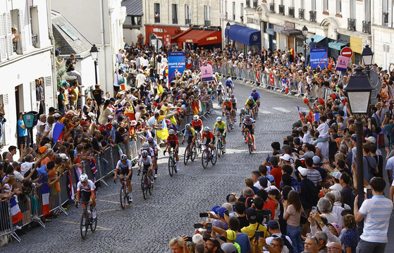 Spectators react as the riders climb a hill during the women's road race at the Paris Olympics in Paris on Sunday.  [REUTERS/YONHAP]