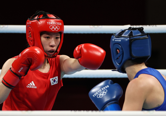 Korea's Im Ae-ji, left, competes in the women's featherweight round of 16 at the 2020 Tokyo Olympics on July 26, 2021. [YONHAP]