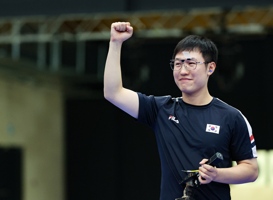 Korean shooter Cho Yeong-jae celebrates winning a silver medal in the 25-meter rapid fire pistol men’s final at the Paris Olympics at Chateauroux Shooting Centre in France on Monday. [NEWS1]