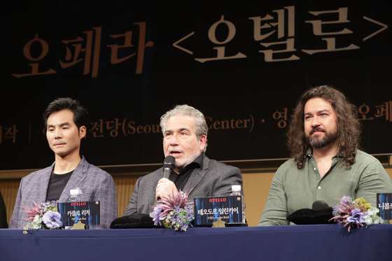From left, tenor Lee Yong-hoon, music director Carlo Rizzi and tenor Teodor Ilincai speak to the local press about the upcoming opera "Otello" at Seoul Arts Center in Seocho District, southern Seoul, on Monday. [YONHAP]