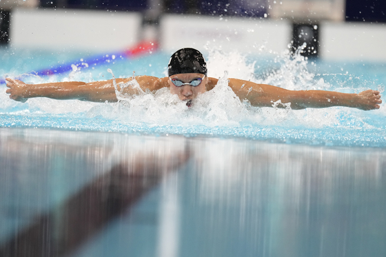 Katsuhiro Matsumoto of Japan competes in the men's 100-meter butterfly semifinal in Paris on Sunday. [AP/YONHAP]