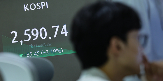 A screen in Hana Bank's trading room in central Seoul shows the Kospi opening on Monday. [NEWS1] 