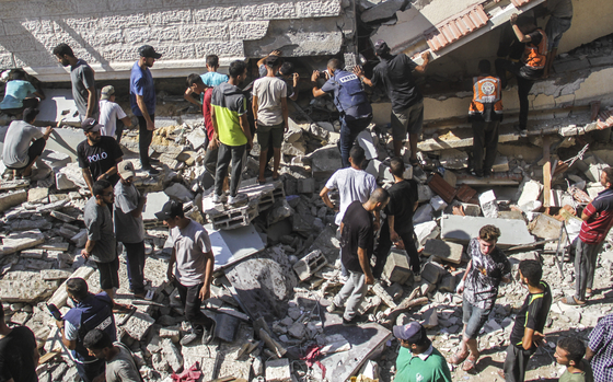 People search for casualties at a school damaged by Israeli airstrikes in Gaza City on Sunday. At least 25 People were killed by Israeli airstrikes on the schools of al-Nasr and Hassan Salama in Gaza City, Palestinian security and medical sources said Sunday. [YONHAP]