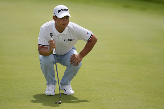 Tom Kim of Korea lines up his putt on the sixth green during the third round of the men's golf event at the Paris Olympics at Le Golf National in Saint-Quentin-en-Yvelines, France on Saturday. [AP/YONHAP] 
