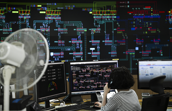 An official monitors the electricity supply situation at a power grid operation center under the Korea Electric Power Corporation (Kepco) in Suwon, Gyeonggi, on Aug 5. [YONHAP]