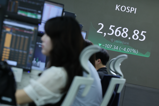 A screen in Hana Bank's trading room in central Seoul shows the Kospi opening on Monday. [NEWS1]