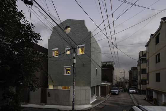 “Malefemale House” (2018) by aoa architects [MMCA]