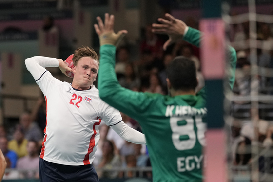 Tobias Schjoelberg Groendahl of Norway attempts to score against Karim Hendawy of Egypt during a men's handball match in Paris on Sunday.  [AP/YONHAP]