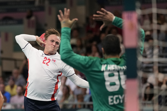 Tobias Schjoelberg Groendahl of Norway attempts to score against Karim Hendawy of Egypt during a men's handball match in Paris on Sunday. [AP/YONHAP]