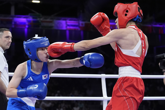 Turkey's Hatice Akbas, right, fights Korea's Im Ae-ji in a women's 54-kilogram semifinal boxing match in Paris on Sunday. [AP/YONHAP]