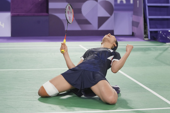 Korea's An Se-young celebrates after defeating Indonesia's Gregoria Mariska Tunjung during their women's singles badminton semifinal in Paris on Sunday.  [AP/YONHAP]