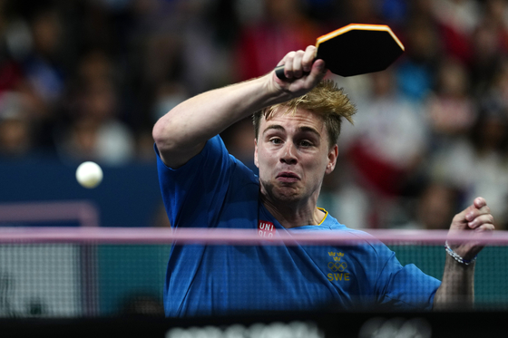 Sweden's Truls Moregard plays against China's Fan Zhendong during the men's singles gold medal table tennis match in Paris.  [AP/YONHAP]