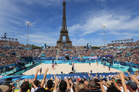 A view of the Eiffel Tower Stadium during a beach volleyball game between the Netherlands and Czech Republic in Paris on Sunday.  [REUTERS/YONHAP]