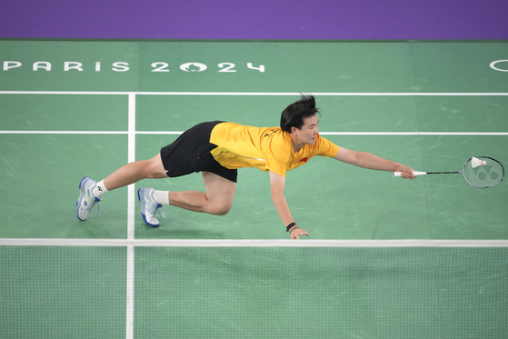 China's He Bingjiao plays against Korea's An Se-young during their women's singles badminton gold medal match at the 2024 Paris Olympics on Monday in Paris. [AP/YONHAP] 