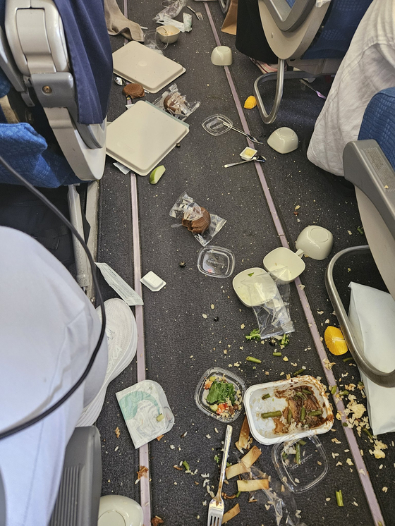 X user @pinkteest's photo of Korean Air flight KE197 bound for Mongolia's Ulaanbaatar on Sunday. The meals that dropped on the floor and splattered the ceiling could not be cleaned up during the flight, according to Korean Air. [SCREEN CAPTURE]