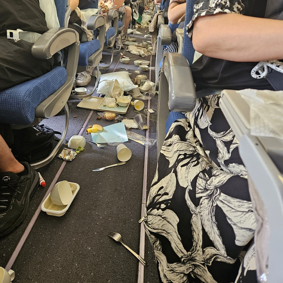 X user @pinkteest uploaded a photo of Korean Air's Ulaanbaatar-bound flight KE197, which met severe turbulence as it was flying near Tianjin Airport in China on Sunday. Meals were thrown around and 14 people were injured. [SCREEN CAPTURE]