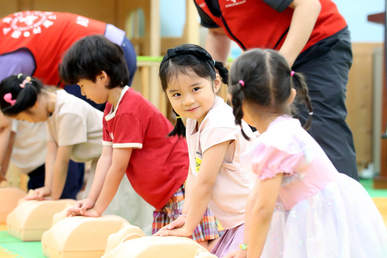 Children practice CPR during a training session at a daycare in Buk District, Gwangju, on July 3. [BUK DISTRICT OFFICE]