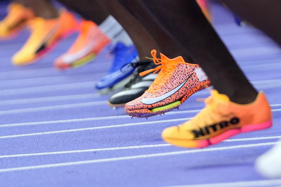 Letsile Tebogo of Botswana starts in his men's 100-meters semifinal in Paris on Sunday.  [AP/YONHAP]