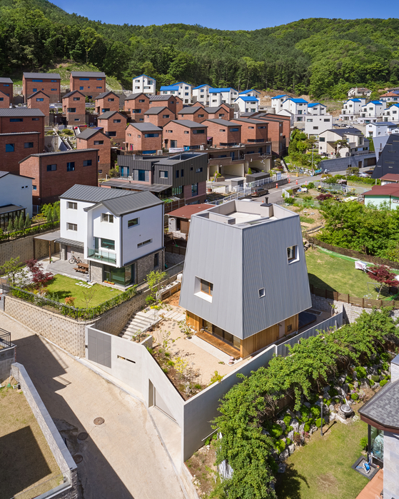 ″Cat-tagonal House″ (2020) by Park Ji-hyeon and Cho Seong-hak [MMCA]