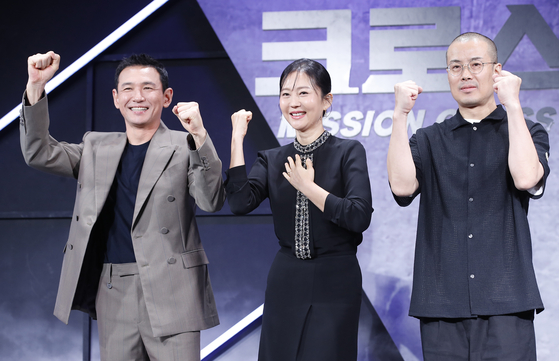 From left, actors Hwang Jung-min, Yum Jung-ah and director Lee Myung-hoon pose for a photo during a press conference for Netflix's upcoming action comedy film ″Mission: Cross″ in Jung District, central Seoul, on Monday. [NEWS1]