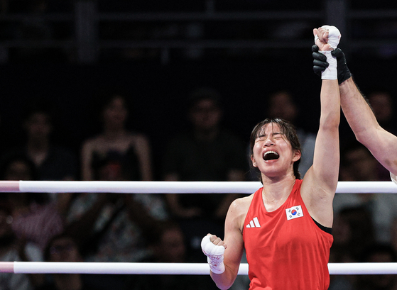 Korea's Im Ae-ji celebrates after winning the women's bantamweight quarterfinal match against Colombia's Yeni Marcela Arias Castaneda at the North Paris Arena in Paris on Aug. 2, guaranteeing a spot on the podium. [NEWS1]