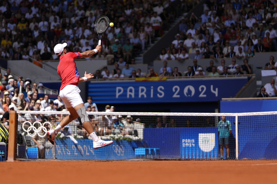 Serbia's Novak Djokovic smashed the ball to Spain's Carlos Alcaraz during the men's singles tennis final at Roland Garros in Paris on Sunday. [AP/YONHAP]