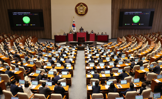 A bill restricting companies from suing workers for losses incurred during legal strikes passes in a 177-2 vote at the National Assembly in Yeouido, western Seoul, on Monday, after the conservative People Power Party exited the main chamber of the legislature in protest. [YONHAP]
