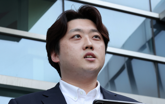 Park Dan, head of Korean Intern Resident Association, speaks to reporters after filing a lawsuit against Health Minister Cho Kyoo-hong at the Seoul Administrative Court in southern Seoul in May. [NEWS1]