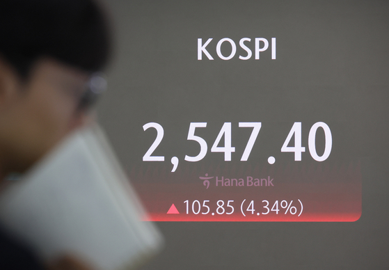 A screen in Hana Bank's trading room in central Seoul shows the Kospi opening on Tuesday. [YONHAP]