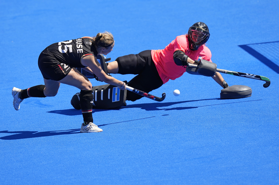 Argentina's goalkeeper Crisina Cosentino stops Germany's Viktroia Huse from scoring during the penalty shootout of the women's quarterfinal field hockey match at the Yves-du-Manoir Stadium during the Paris Olympics on Monday in Colombes, France. [AP/YONHAP]