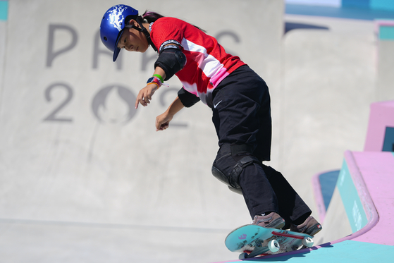 Japan's Sakura Yosozumi performs during the women's skateboard park practice session during the Paris Olympics on Monday in Paris. [AP/YONHAP]