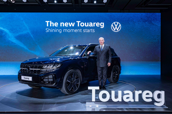 Till Scheer, the managing director of Volkswagen Group Korea, poses with the facelifted Touareg SUV during a media event in central Seoul on Tuesday morning. [VOLKSWAGEN GROUP KOREA] 