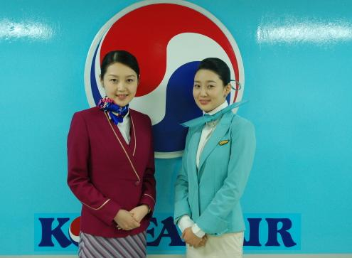 Cabin employees of Korean Air, right, and China Southern Airlines pose for a photo. The two carriers conducted a cabin crew exchange program in 2007. [KOREAN AIR]