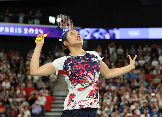 Korean badminton player An Se-young competes in the women's singles final against China’s He Bingjiao at the Paris Olympics at La Chapelle Arena in Paris on Monday. [JOINT PRESS CORPS] 