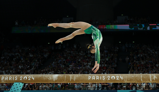 Zhou Yaqin of China competes in the women's balance beam final in Paris on Monday.  [XINHUA/YONHAP]